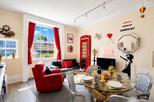 STR8BS8 Banksy 2-Bedroom Apartment, Clifton, Parking & Garden