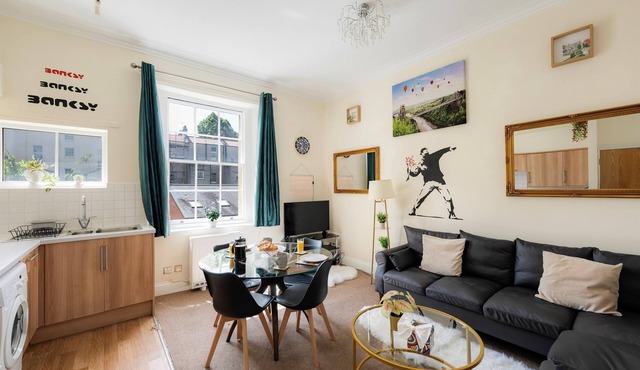 STR8BS8 Georgian 2-Bedroom Apartment, Clifton, Parking & Garden