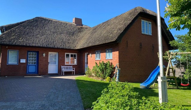 Strandkrabbe – Apartment, upper floor; shared washing machine and parking space.