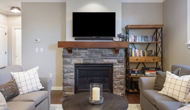 Stratton base condo w/pool & hot tub