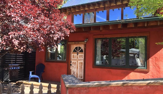 Strawbale Basecamp-Salt Hot Tub, AC, Heated Floors, Fireplace, 100+ wifi, 30nts