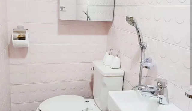 Strawberry Charming studio with AC in vibrant Ewha Univ. neighborhood