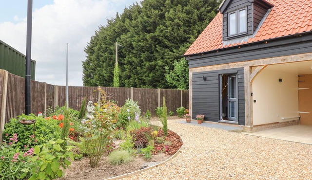 STRAWBERRY FIELDS ANNEX, pet friendly, with a garden in Emneth