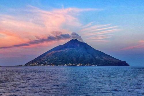 Stromboli Suite Apartment with Terrace Volcano & Sea view