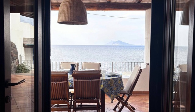 Strongyle-Aeolian-style cottage on the beach with beautiful terrace and W-fi