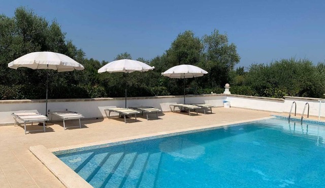 Structure with pool in the Apulian countryside, for a relaxing getaway