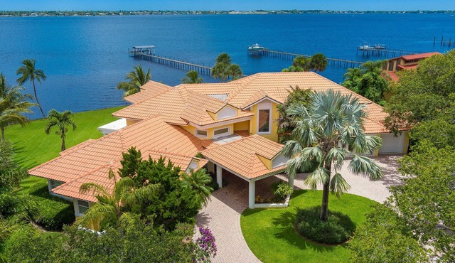 Stuart Riverside Home with pool & hot tub, short drive to downtown & beaches