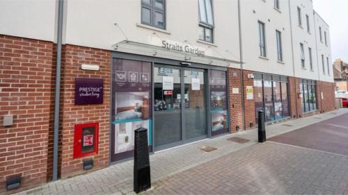 Students Only Straits Egham - 40 mins to Waterloo - Direct Bus to Heathrow