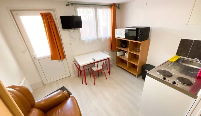 Studio-Standard-Ensuite with Shower-Courtyard view