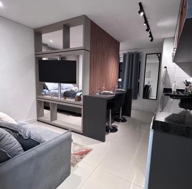 Studio 124 luxuoso, novo, bem equipado com ar condicionado e cozinha completa - Centro Mogi