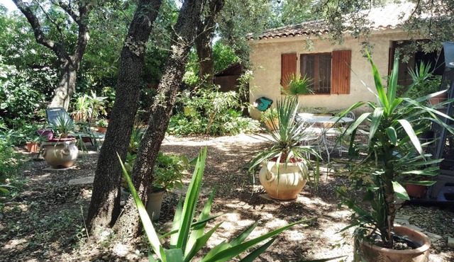 STUDIO 15 min from Pont du Gard and Avignon—swimming and canoeing—1 hour from the sea and mountains