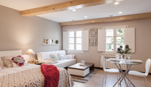 Studio 2B - 3 pax - 3 min walking cathedral - garden - terrace - wifi- elevator