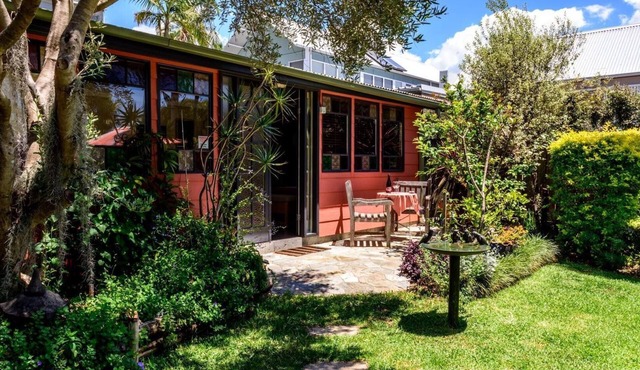Studio 44 B&B Balmain. A cottage in a garden.