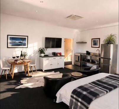 Studio 5- Stylish Stay with Mountain Vista