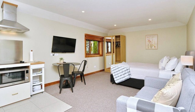 Studio 85 – Chic Retreat with EV Charger