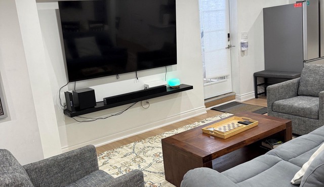 Studio 8848 - 3 Bedroom Basement Apartment - Oasis in Suburban