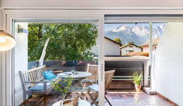Studio Apartment 'Ferienwohnung Stuiben Garmisch' with Mountain View, Shared Pool and Wi-Fi