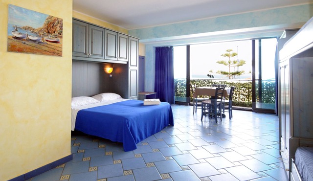 Studio a stone's throw from the sea