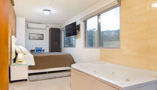 Studio AC, Hot Tub Two flat screens queen bed free Guests