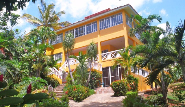 Studio AC In A Tropical Garden, 2 minutes walk to the beach