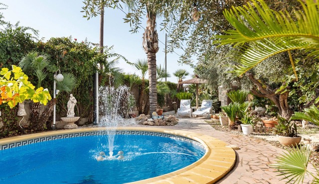 Studio 'Alojamiento Ruizo' with Mountain Views, Shared Pool and Wi-Fi