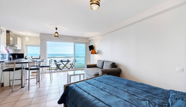 Studio Apartment 'Le First Vue Mer' with Sea View