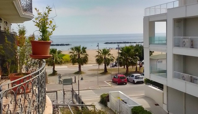 Studio apartment with side balcony with sea view