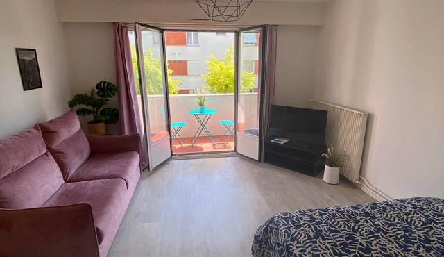 Studio Apartment 'Grand Studio Avec Loggia' with Private Terrace, Balcony and Wi-Fi