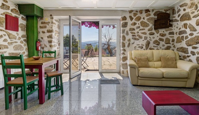 Studio Apartment with Mountain View, Shared Pool and Wi-Fi