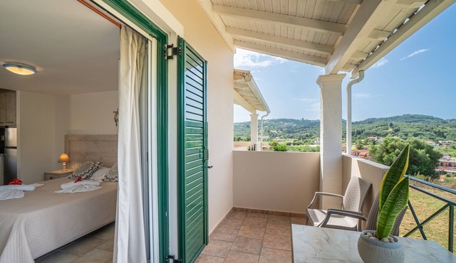 Studio Apartment 'Premier Upstairs 6' with Sea View, Wi-Fi and Air Conditioning