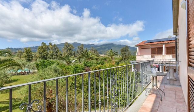 Studio Apartment 'Monolocale Castle' with Shared Pool, Wi-Fi and Air Conditioning