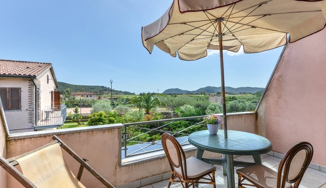Studio Apartment 'Monolocale Dolores' with Shared Pool, Wi-Fi and Air Conditioning