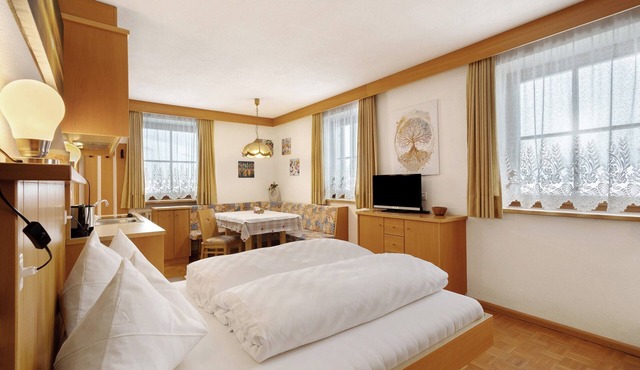 Studio Apartment 'Untersinnerhof Apt Herbst' with Mountain View, Shared Garden and Wi-Fi