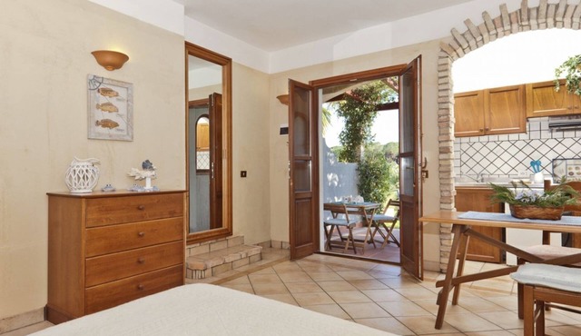 Studio apartment 2 beds, (20/25 mq): living room with kitchenette, table fridge and double or double bed, bathroom. All studios are located on the ground floor. All the flats have a view of the park. The apartments are equipped with: <b
