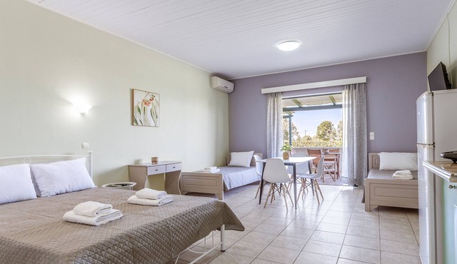 Studio Apartment '4' with Private Terrace, Wi-Fi and Air Conditioning