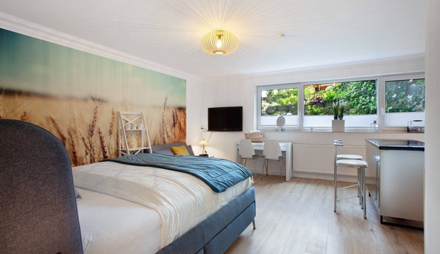Studio Apartment "A Bed in the Cornfield in the Basement" with Front Garden & Wi-Fi