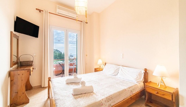 Studio Apartment Arianna Studio 12 with Sea View, Shared Pool & Wi-Fi