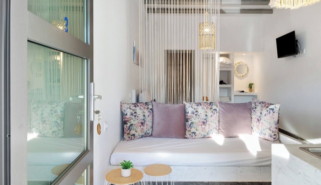 Studio Apartment 'Calm Suites Kythnos 1' with Sea View, Wi-Fi and Air Conditioning
