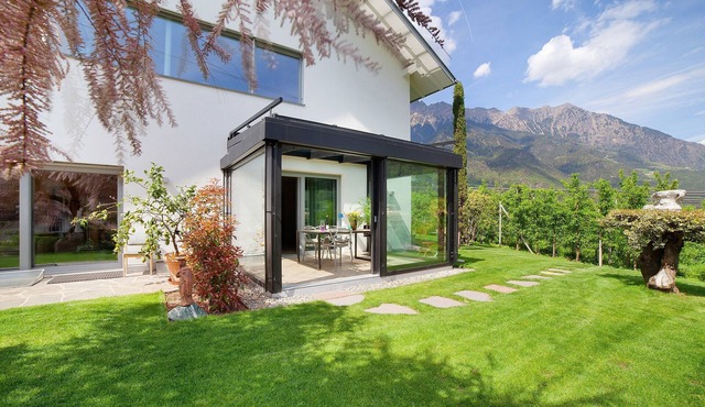 Studio Apartment "Casa Sonngart" with Mountain View, Private Pool & Wi-Fi