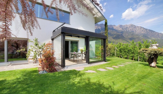 Studio Apartment "Casa Sonngart" with Mountain View, Private Pool & Wi-Fi