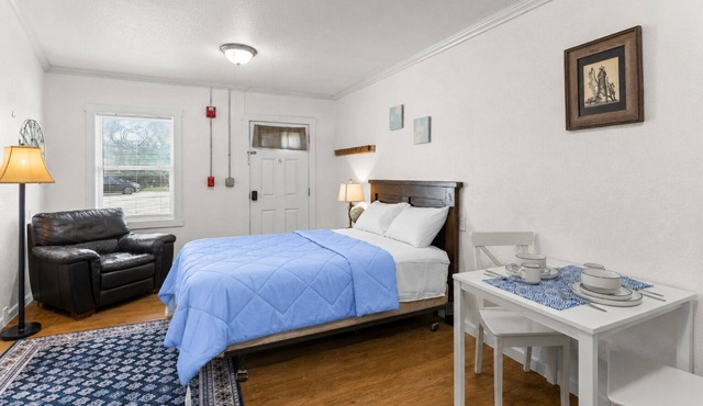 Studio Apartment Charming Kansas Hideaway Near Downtown w/Parking