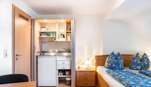 Studio Apartment 'Haus Edith Zimmer' with Mountain View, Shared Garden & Wi-Fi