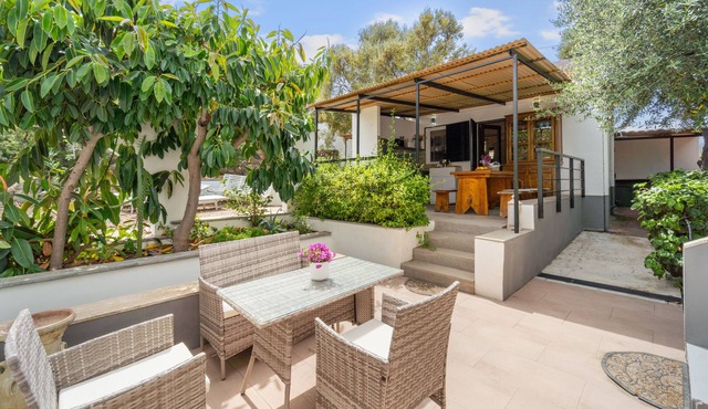 Studio Apartment 'Dependance Villa Matteo' with Sea View, Wi-Fi and Air Conditioning
