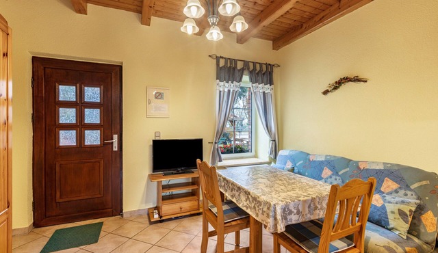 Studio Apartment 'Ferienwohnung Nr 4 Walnuss' with Shared Garden and Wi-Fi
