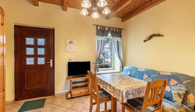 Studio Apartment 'Ferienwohnung Nr 4 Walnuss' with Shared Garden and Wi-Fi