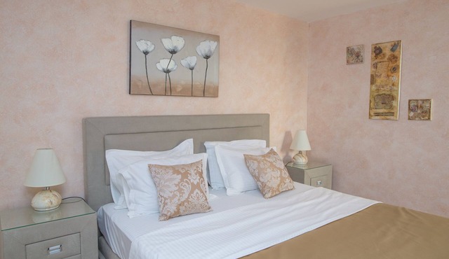 Studio apartment for single travellers or couples with king size bed