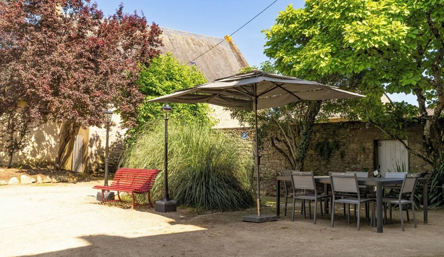 Studio Apartment 'Manoir De L' Aisnerie - St Exupéry' with Shared Garden and Wi-Fi
