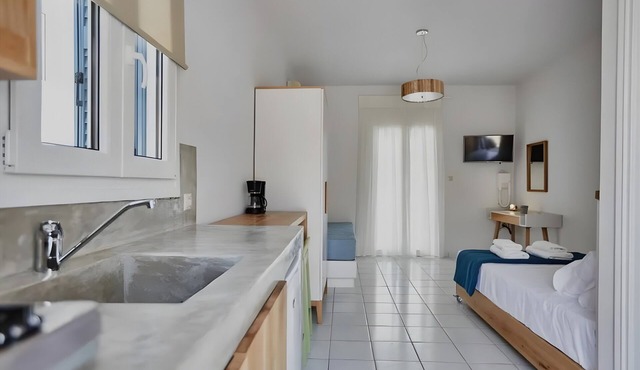 Studio Apartment 'Irene 6 Deluxe Double 4' with Sea View, Wi-Fi and Air Conditioning