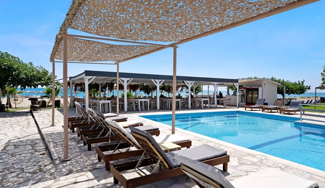 Studio Apartment 'Iguana 13' with Sea View, Wi-Fi, and Air Conditioning