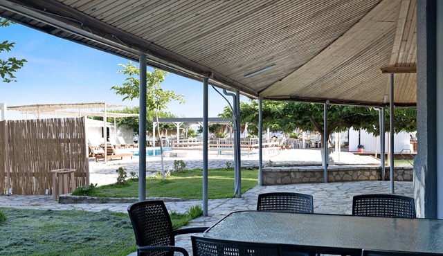 Studio Apartment 'Iguana 11' with Shared Pool, Wi-Fi and Air Conditioning